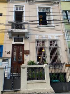 a building with a balcony and a door at Discovery Hostel in Rio de Janeiro