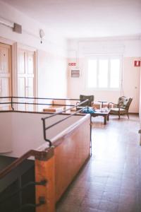 una camera ospedaliera con sedie e tavolo di Albergo delle Ondine a Tellaro