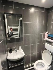 Kúpeľňa v ubytovaní Duplex T2 à Arcueil à 3min arrêt Laplace RER B + 23 fotografií