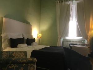 um quarto com uma cama grande e uma janela em Alberghino B&B em Florença