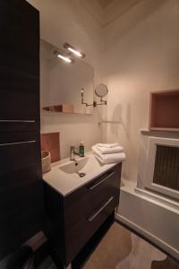 uma casa de banho com um lavatório e um espelho em MAISON RENARD em Béthune