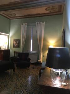 uma sala de estar com um candeeiro sobre uma mesa em Alberghino B&B em Florença