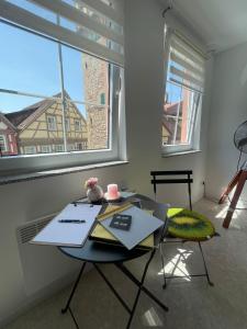 een tafel en stoelen in een kamer met een raam bij City living 2 in Schwäbisch Hall