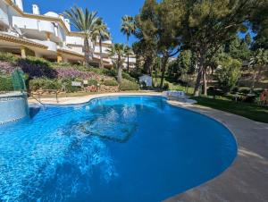 Sitio de CalahondaにあるFantastic views, large apartment with 3 Pools, Minutes from Beach and Golf Mijas Costa Spainの建物前の青い大型スイミングプール