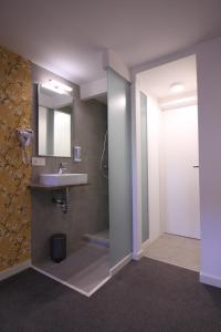 bagno con lavandino e specchio di Chambres4you a Namur