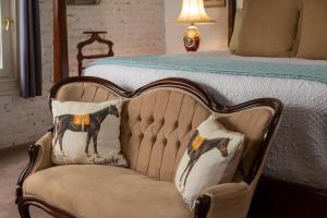 En eller flere senge i et værelse på Inn at Woodhaven-In the Heart of the Bourbon Trail-Over 12 Distilleries Nearby