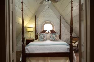 1 dormitorio con cama con dosel en el ático en Inn at Woodhaven-In the Heart of the Bourbon Trail-Over 12 Distilleries Nearby, en Louisville