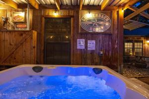 jacuzzi en una habitación con pared de madera en Pet Friendly! Hot Tub, 2mins from Main, Fire Pit, en Fredericksburg