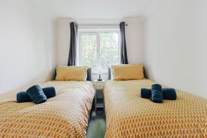 two beds sitting next to each other in a bedroom at stylish apartment in Bournemouth