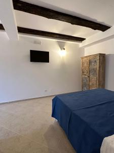 Zimmer mit einem Bett und einem TV an der Wand in der Unterkunft Terrazzo sullo Ionio in Nova Siri