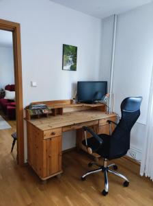 a desk with a computer and a chair in a room at Ferienwohnung Sartorius in Bensheim