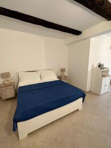Un dormitorio con una cama con una manta azul. en Terrazzo sullo Ionio, en Nova Siri 34 fotos más