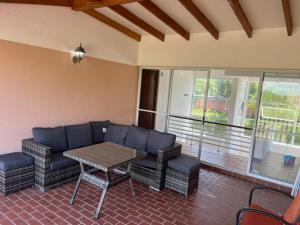 - un salon avec un canapé et une table dans l'établissement Costa Blanca Villas Lopez, à Río Hato