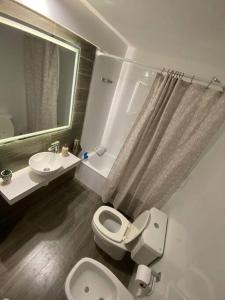 y baño con aseo y lavamanos. en Elegante 2 ambientes en Belgrano Cramer y Olazabal en Buenos Aires