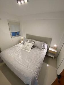 Cama pequeña en habitación blanca con ventana en Elegante 2 ambientes en Belgrano Cramer y Olazabal en Buenos Aires