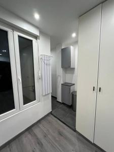Kuchyňa alebo kuchynka v ubytovaní Beau T2 à Arcueil proche RER B.