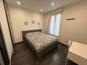 a small bedroom with a bed and a window at Beau T2 à Arcueil proche RER B. in Arcueil