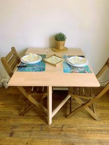drewniany stół z płytami i okularami w obiekcie Homely place near Vieux Port w Marsylii