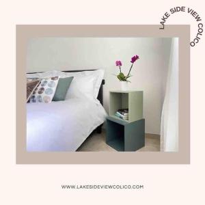 een slaapkamer met een bed en een vaas met bloemen erop bij Lakeside View Colico in Colico