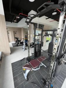 einen Fitnessraum mit Laufband und Fahrrad darin in der Unterkunft Sky View Studio - Best Area Quito in Quito