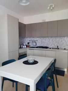 A kitchen or kitchenette at Orizzonte Marino Blu-vacanza ricca di colori