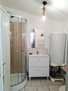 Koupelna v ubytování Chalet 25 m de la mer