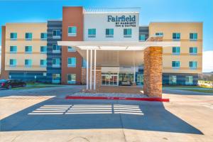 un edificio con un estacionamiento delante de él en Fairfield Inn & Suites by Marriott Corpus Christi Central en Corpus Christi