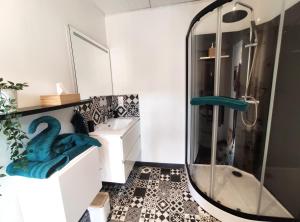 een badkamer met een bad, een wastafel en een douche bij Studio ☆ Cité du vin ☆ Stationnement Gratuit dans la rue ☆ Street Park Free in Bordeaux