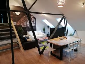 ein Wohnzimmer mit einem Tisch und einem Sofa in der Unterkunft Meisterhaus Apartment 8 in Glauchau