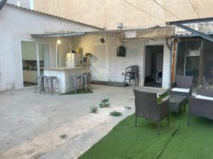 a patio with chairs and a table and a kitchen at Apartamento con gran terraza in Mazarrón