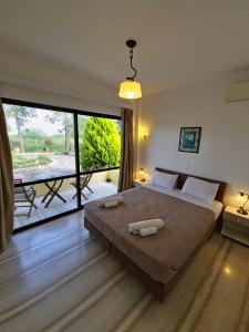 A bed or beds in a room at Alexandra Apartment 1