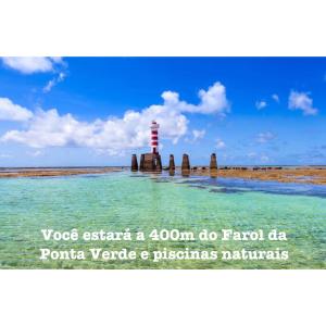 un faro en una playa con el océano en MAR doce LAR, en Maceió