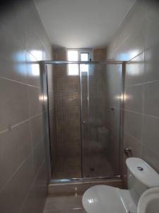 uma casa de banho com um chuveiro e um WC. em Apartamentos a 10minutos del aeropuerto em Ciudad Radial