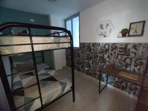 um quarto com 2 beliches e uma mesa em Apartamentos a 10minutos del aeropuerto em Ciudad Radial