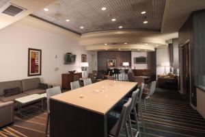 una sala de conferencias con mesa y sillas en Anaheim Marriott Suites en Anaheim