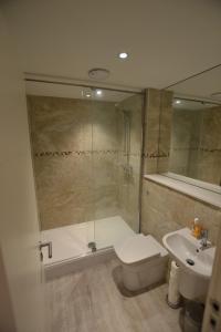Koupelna v ubytování Queens House 2 bed City Centre Apartment - STAYSEEKERS
