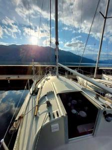 un bateau dans l'eau avec le ciel et les nuages dans l'établissement Voilier Sunbeam Yachts 27,5 à quai au Grand Port Aix les Bains, à Aix-les-Bains