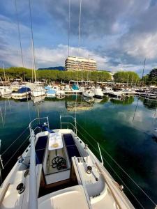 un bateau est amarré dans un port avec d'autres bateaux dans l'établissement Voilier Sunbeam Yachts 27,5 à quai au Grand Port Aix les Bains, à Aix-les-Bains