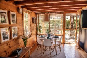 a dining room with a table and chairs at Bungalow B1 em Fão - Ofir by Ana Ferro Rentals in Ofir