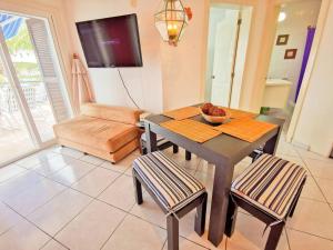 a living room with a table and chairs and a television at Dep A23 En Casablanca, Frente al Mar Lindo Departamento in Same