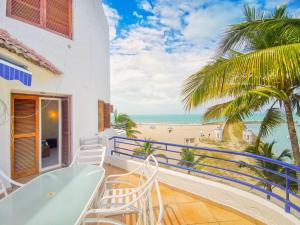 Elle comprend un balcon offrant une vue sur la plage. dans l'établissement Dep A23 En Casablanca, Frente al Mar Lindo Departamento, à Same
