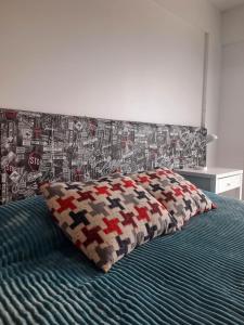 1 dormitorio con cama con almohada en Sealion Suite en Ushuaia