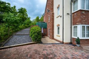 ein Backsteinhaus mit einer Ziegelsteinfahrt in der Unterkunft Personal En-suite in Shrewsbury