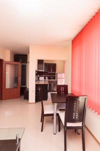 A kitchen or kitchenette at Apartment Patriarh Evtimiy