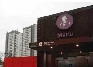a marta store with a sign on the side of it at Comodo departamento metro Matta Santiago Centro in Santiago