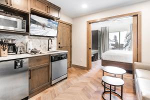 Η κουζίνα ή μικρή κουζίνα στο Canyons Village Condos by All Seasons Resort Lodging