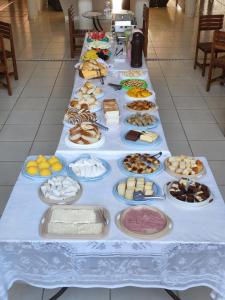 einem langen Tisch mit verschiedenen Lebensmitteln in der Unterkunft Hana Praia Hotel in Camocim