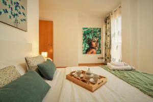 Posteľ alebo postele v izbe v ubytovaní Penthouse Duplex in a 4 floors spanish house -8 min to center by Metro
