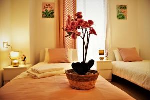 Posteľ alebo postele v izbe v ubytovaní Penthouse Duplex in a 4 floors spanish house -8 min to center by Metro