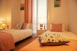 Posteľ alebo postele v izbe v ubytovaní Penthouse Duplex in a 4 floors spanish house -8 min to center by Metro